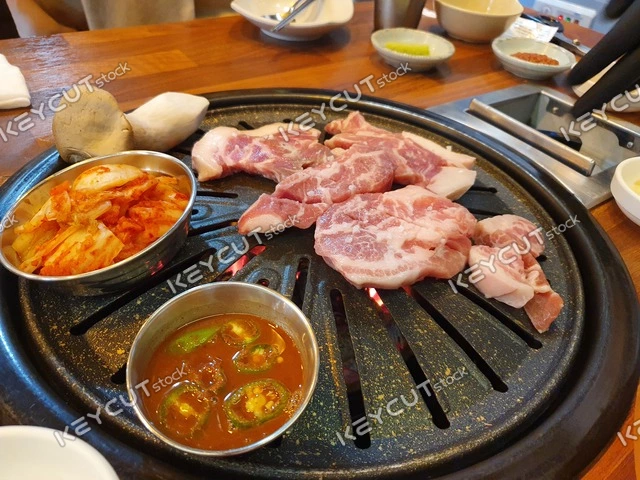 돼지고기,그릴,식당,식사,소스,meat,pork,fist meat,kimchi,Melt milk,sauce,seasoning,mushroom,iron plate,raw meat,meat restaurant,fire,dinner,Drink snacks,Grill,neck meat,grilling meat,BBQ,class,party,pork,meat eating,drinking party,snack,restaurant,mukbang,Yearend,eat out,meal,cooking,food,Korean cuisine,Korean food,meat,meat,dishes,meal,cook,food,koreanmeal,plate,1659478841