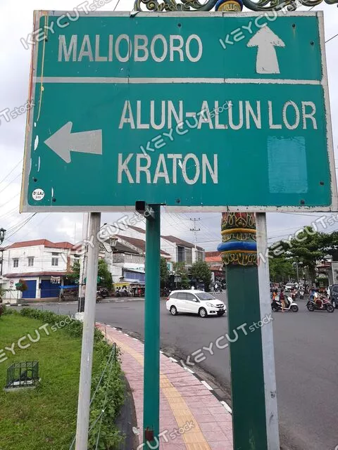 술탄,자바,도시,화살,족자카르타,street sign,sign,street,Alun Alun,LOR,Kraton,Sultan,palace,shopping,Malioboro,Yogyakarta,Java,Indonesia,vertical,street light,tradional,cars,buildings,motor bikes,people,traffic,text,information,urban,city,green,white,direction,old,arrow,banner,travel,1250403791