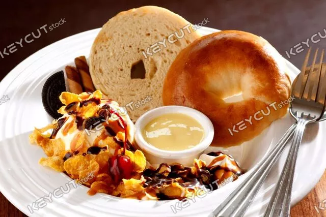 아이스크림,그릇,디저트,구운 것,콘플레이크,breakfast,bagel,ice cream,cornflakes,chocolate syrup,cream,dessert,food,plate,meal,delicious,sweet,snack,pastry,brunch,syrup,indulgence,gourmet,morning,tasty,treat,baked,bread,fork,spoon,1721485284