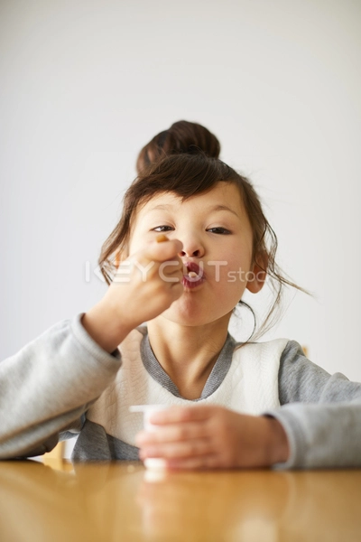 어린이,앉다,일본어,간식,어린이들,Asian,Bun,Bun Hairstyle,Casual wear,Casual fashion,Child,Elementary Age,67 Years,Children,Closeup,Cute,Eating,Face,Food,Front,Girl,Half,Home,Indoor,Infant,Japan,Japanese,Lifestyle,Meal,MixedRace Person,One person,Person,Room,Sit,Snack,Studio Shot,Table,White background,contains people,girls,Asian ethnicity,Japanese ethnicity,1833725687