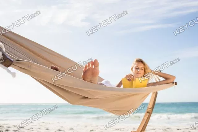 책,대양,페이지,편안한,지적인,coastline,shore,summertime,holidays,ocean,sea,beach,waves,water,sunny,bright,vacation,sand,straw hat,hammock,relaxing,relaxation,relax,book,reading,pages,novel,holding,intellectual,literature,lying,happy,smiling,cheerful,1817596527